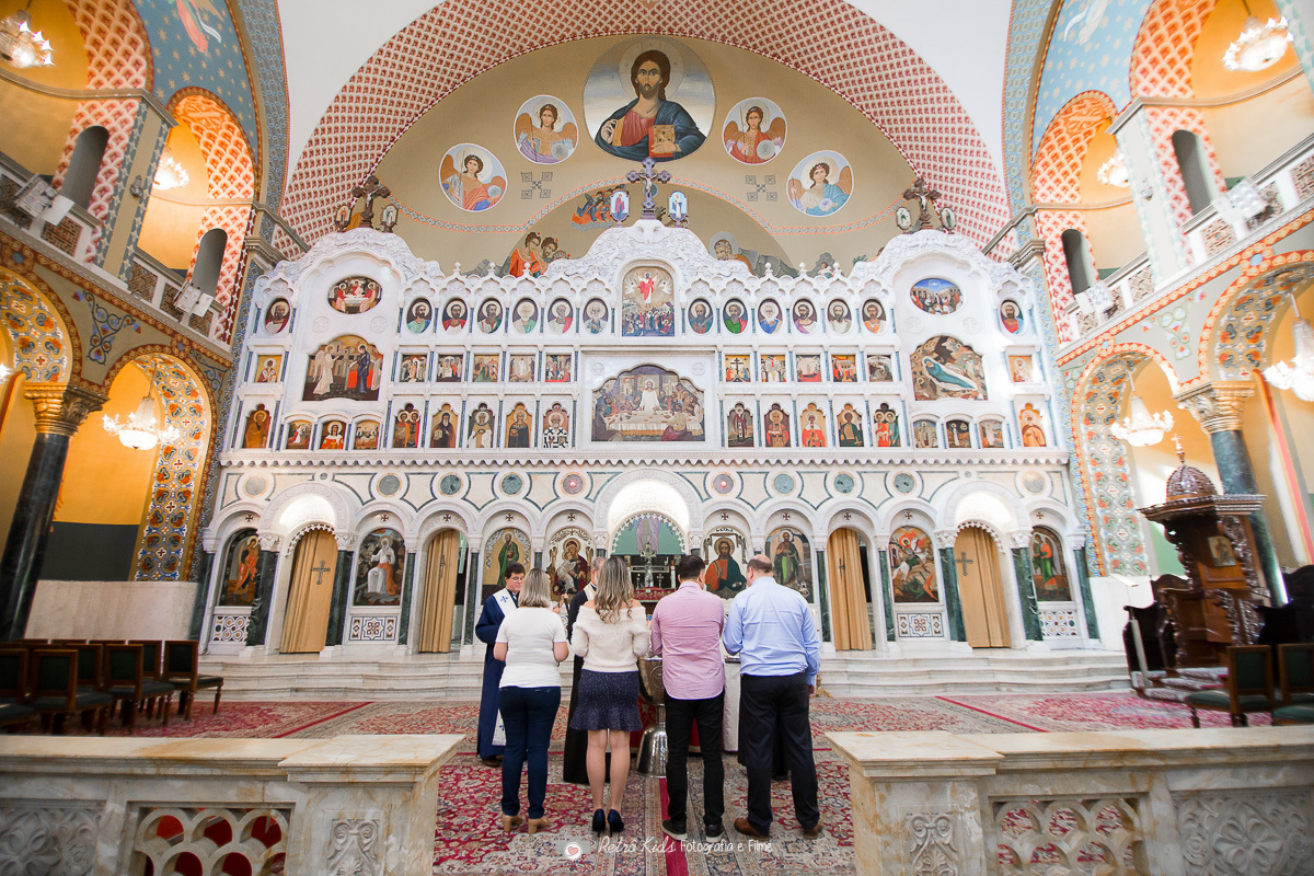 Fotografia de batizado na catedral ortodoxa com os padrinhos 