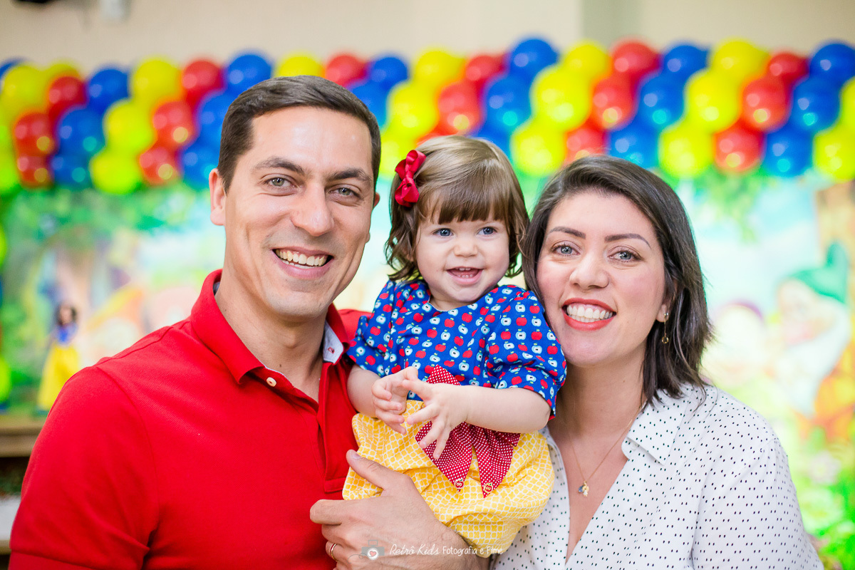 Fotografia posada no buffet com a família sorrindo e espontânea
