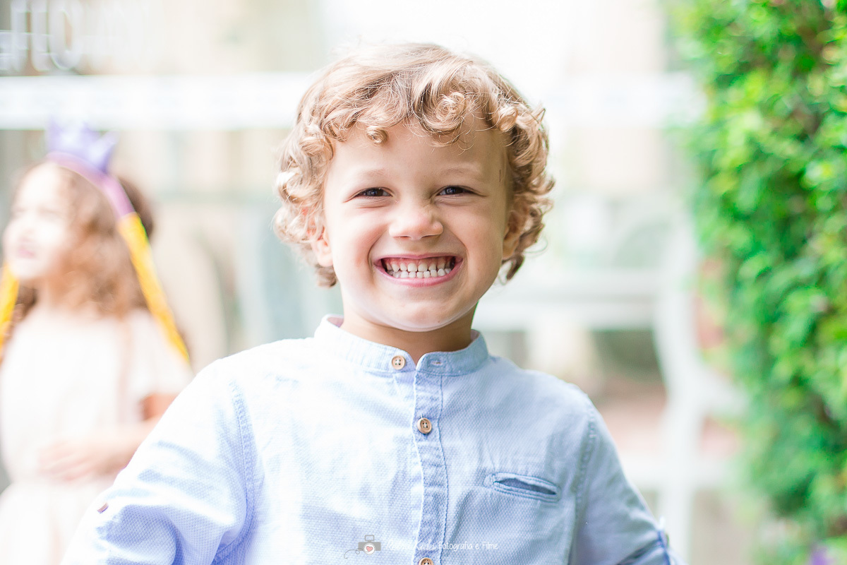 trigêmeo loiro e feliz