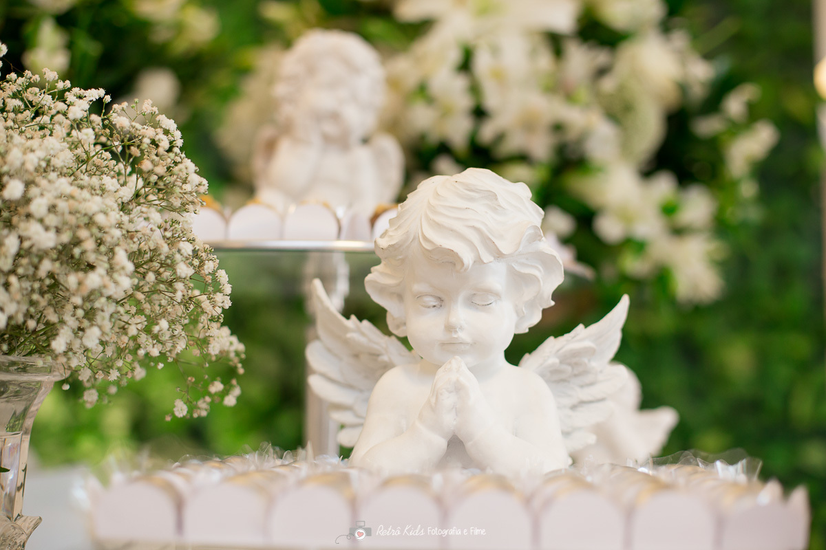 Muitos anjos brancos decoravam a mesa do batizado