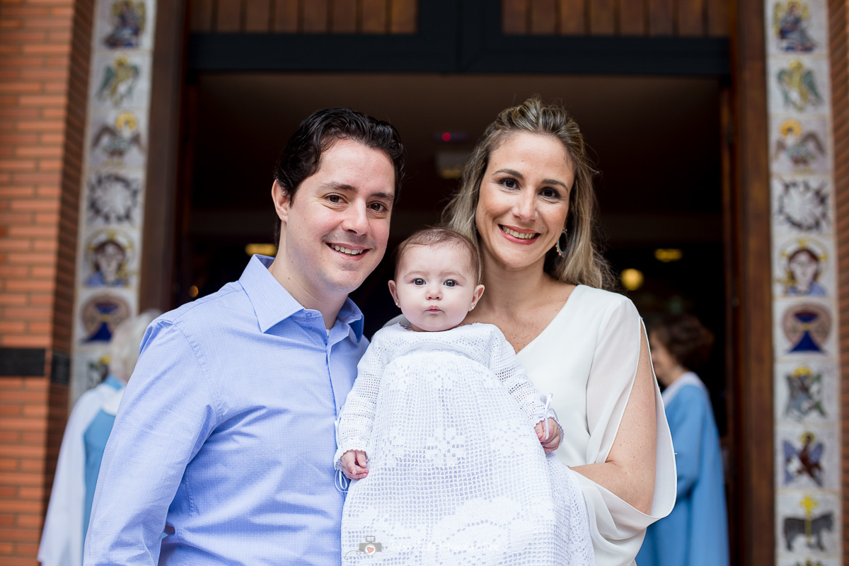 Fotografia de batizado com a famiíia em frente a catedral anglicana