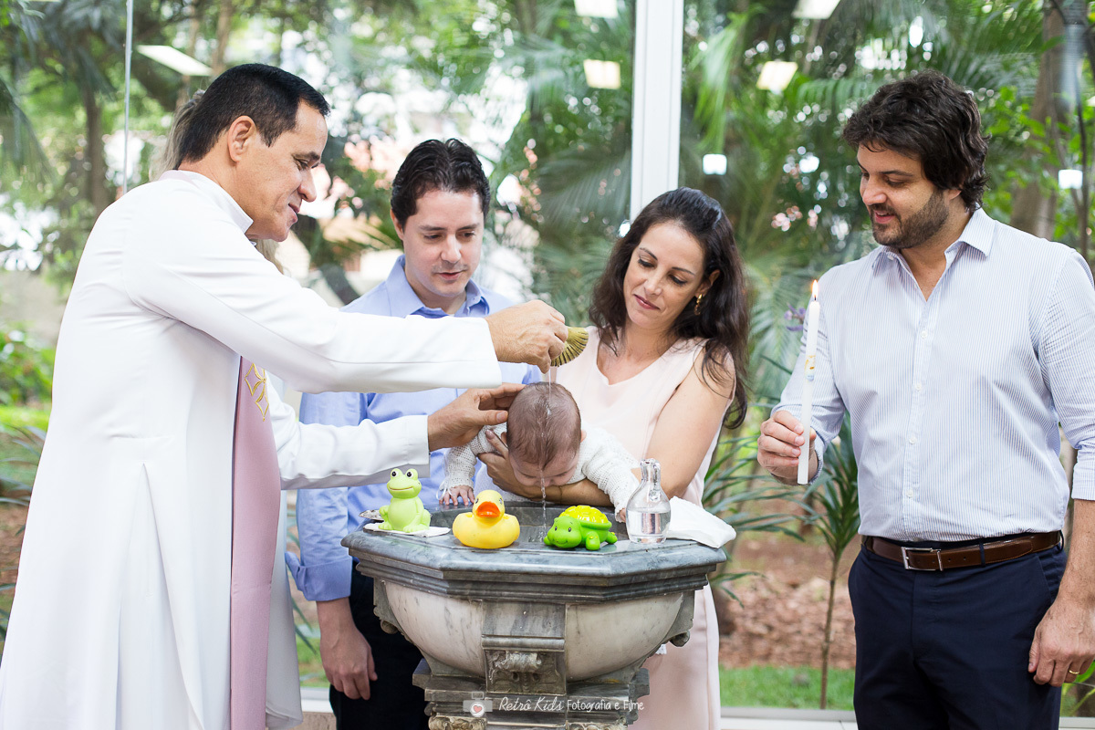 Haviam bichinhos de borracha na pia batismal da Catedral Anglicana no batizado da Helena