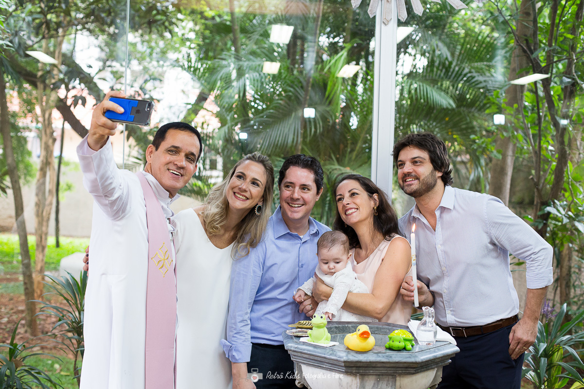 Padre daz uma selfie após o batismo da Helena na catedral anglicana