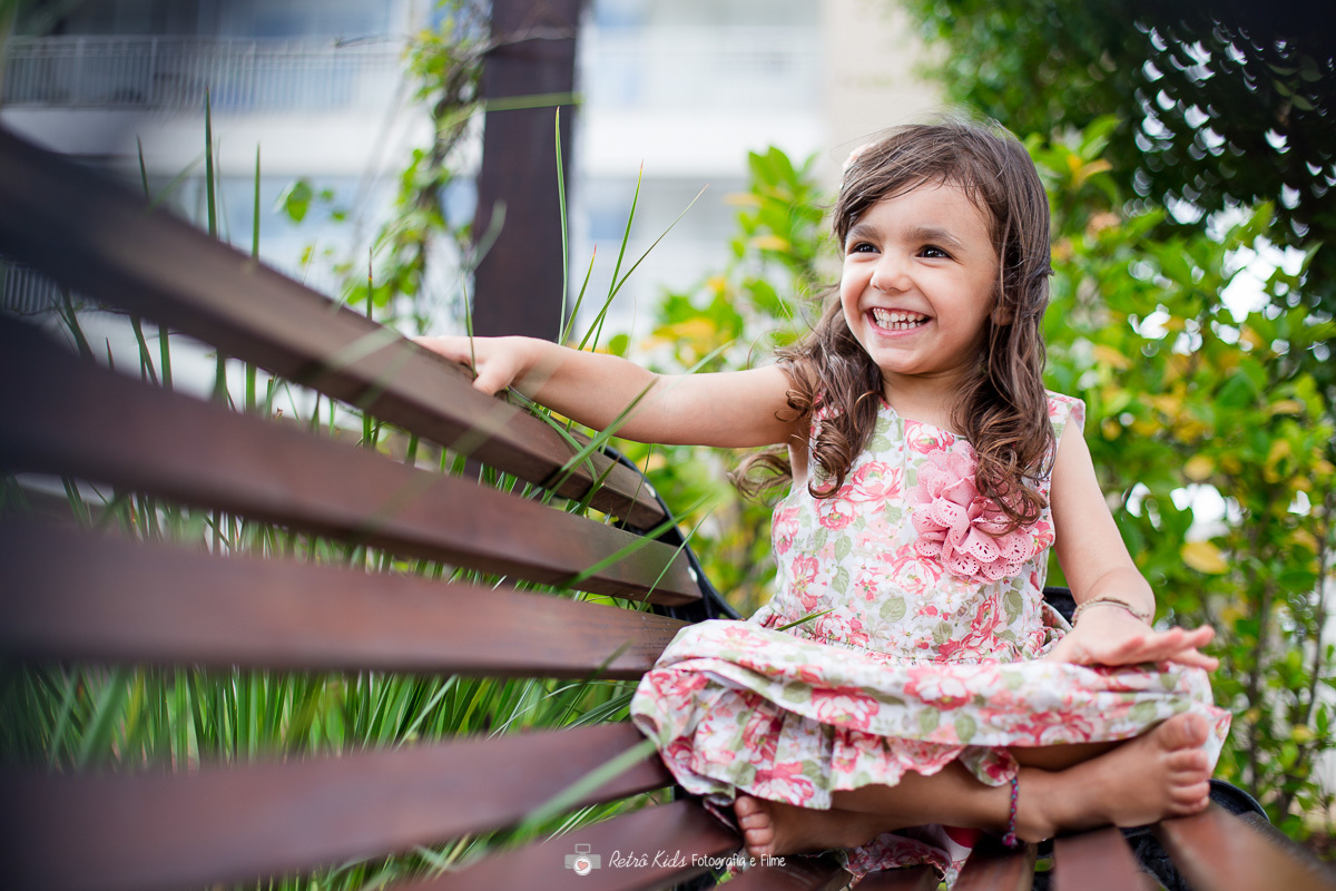 fotos externas no condomínio em cima do banco espontânea