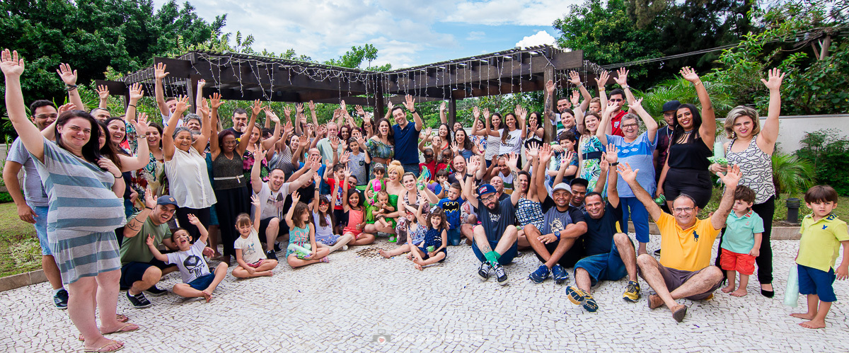 fotografia panorâmica com a família completa na festa infantil