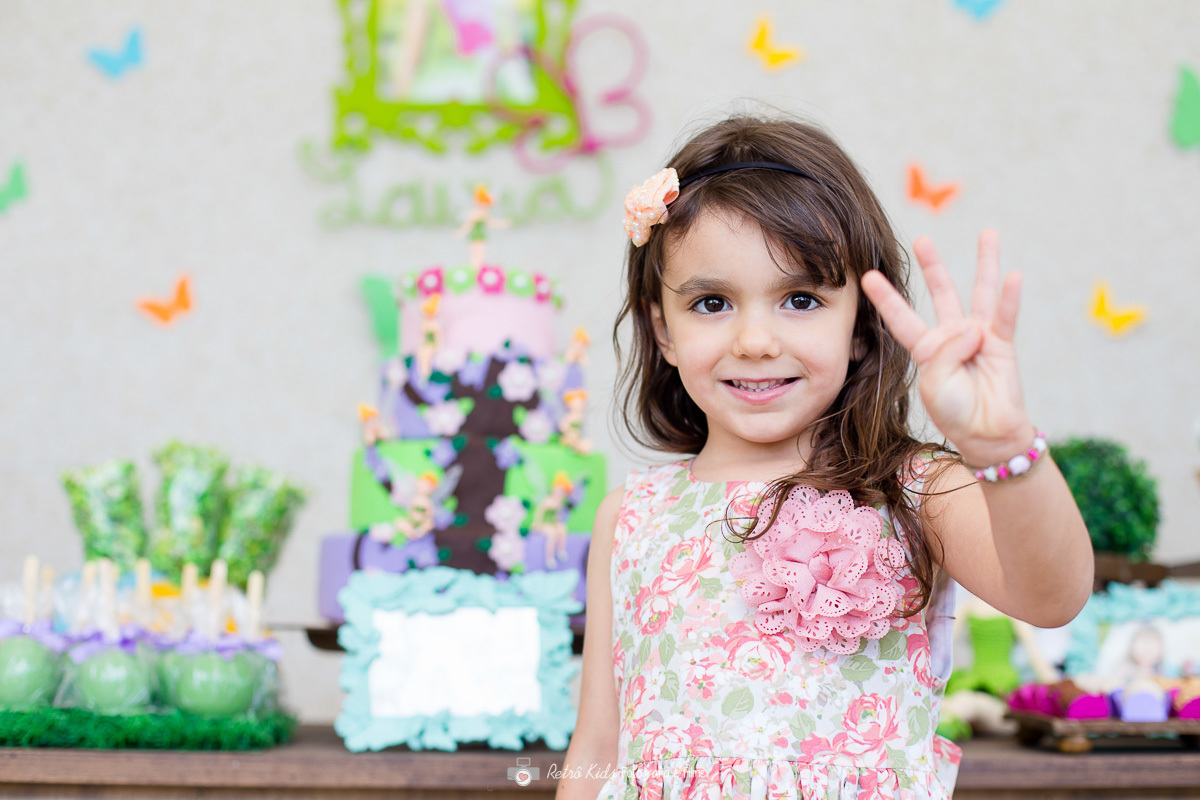 fotografia em frente a mesa de aniversário