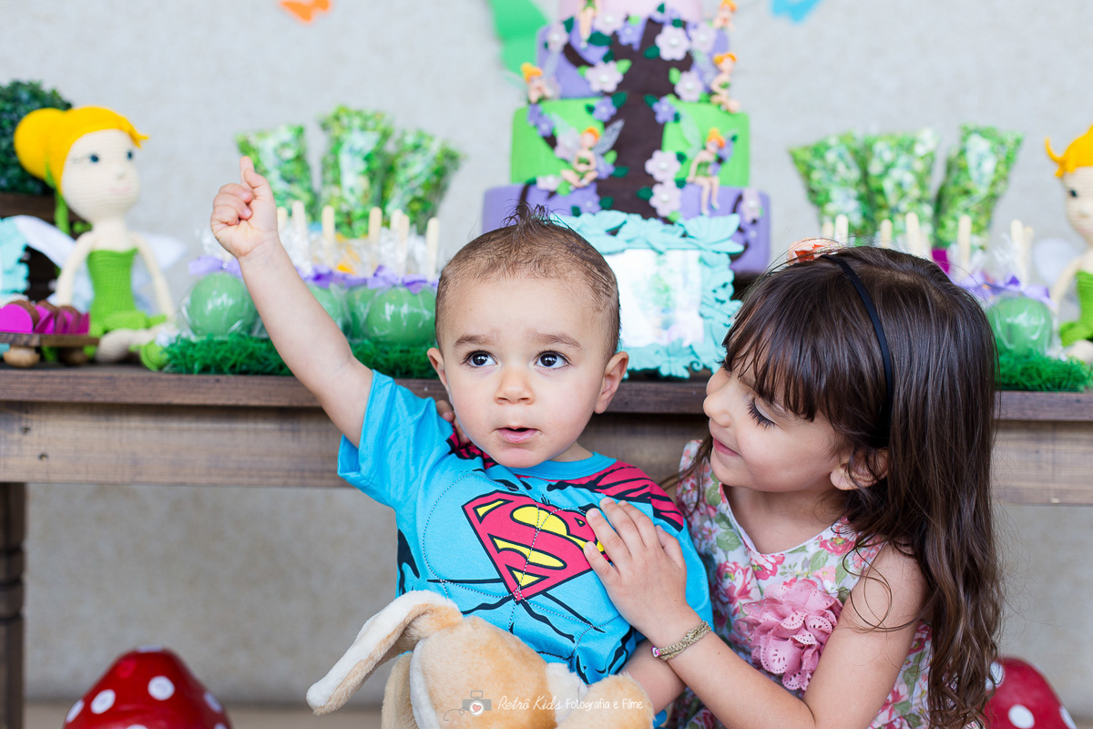 fotografia da festa infantil com o irmão de fantasiado de batman