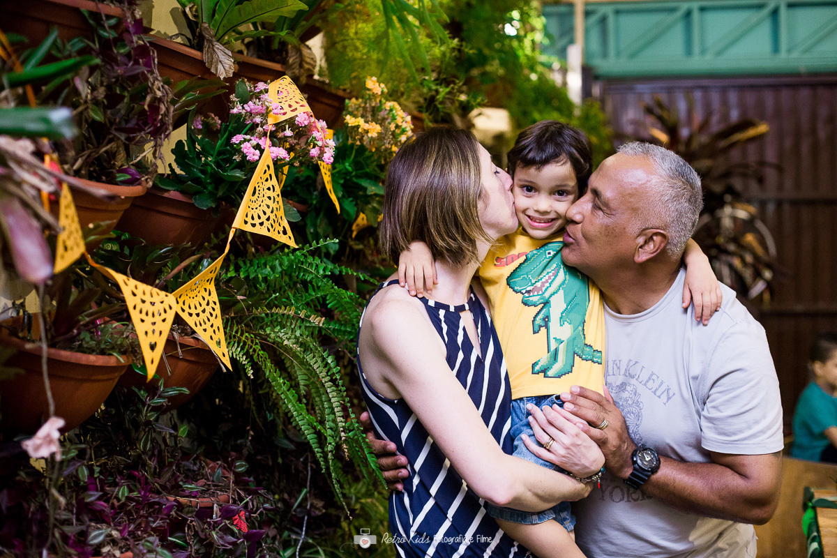 fotografia de família com os pais beijando