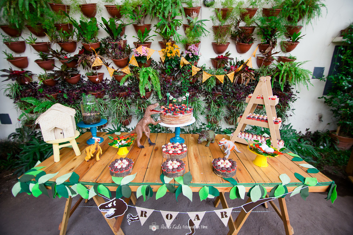 mesa de aniversário com decoração de dinossauro