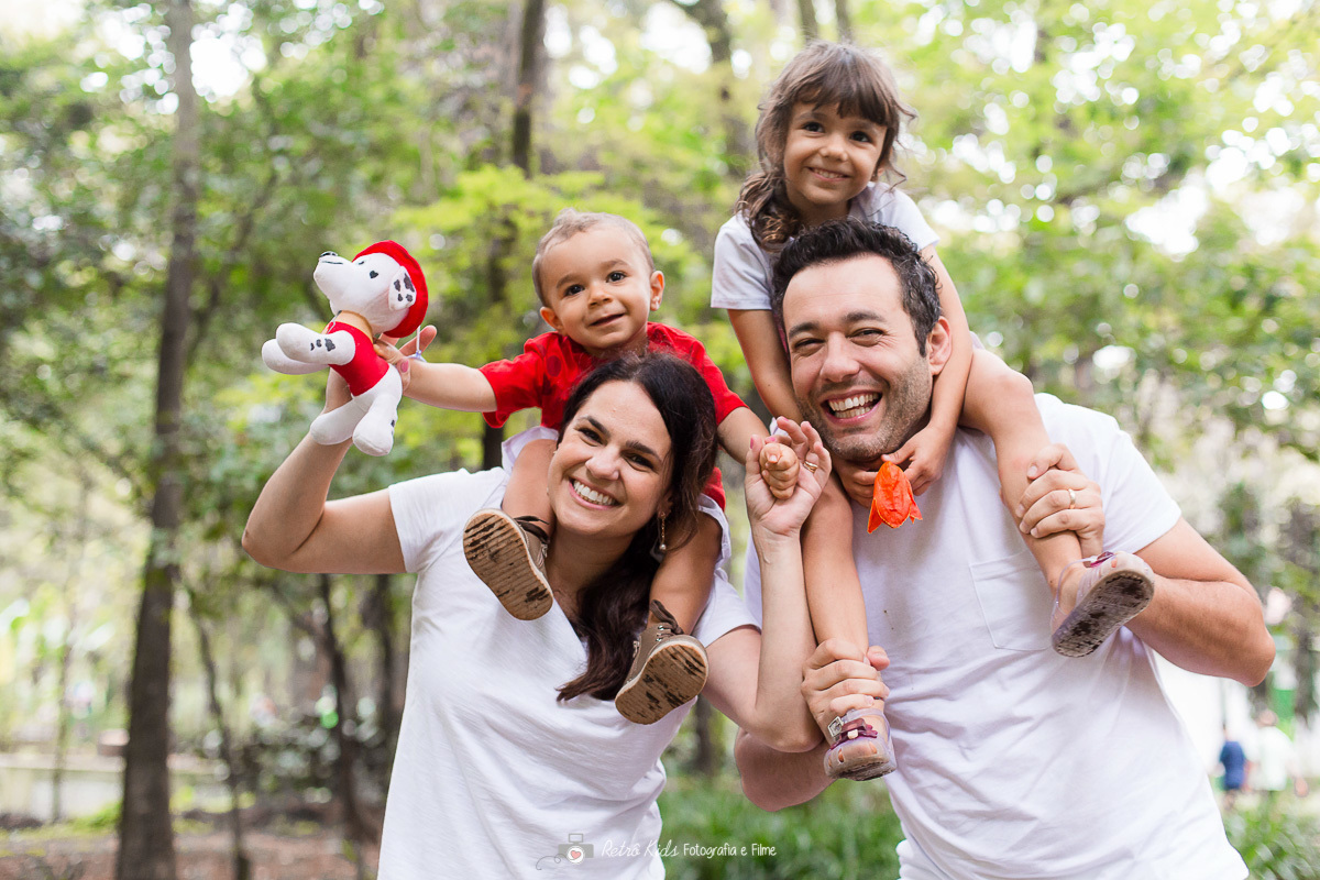 fotogrfia com os irmãos no ensaio de família