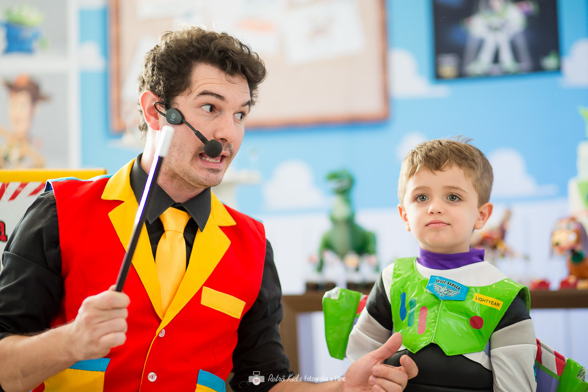 lucas-3-anos-participando-do-show-de-magica-festa-de-aniversario-em-condominio-sp