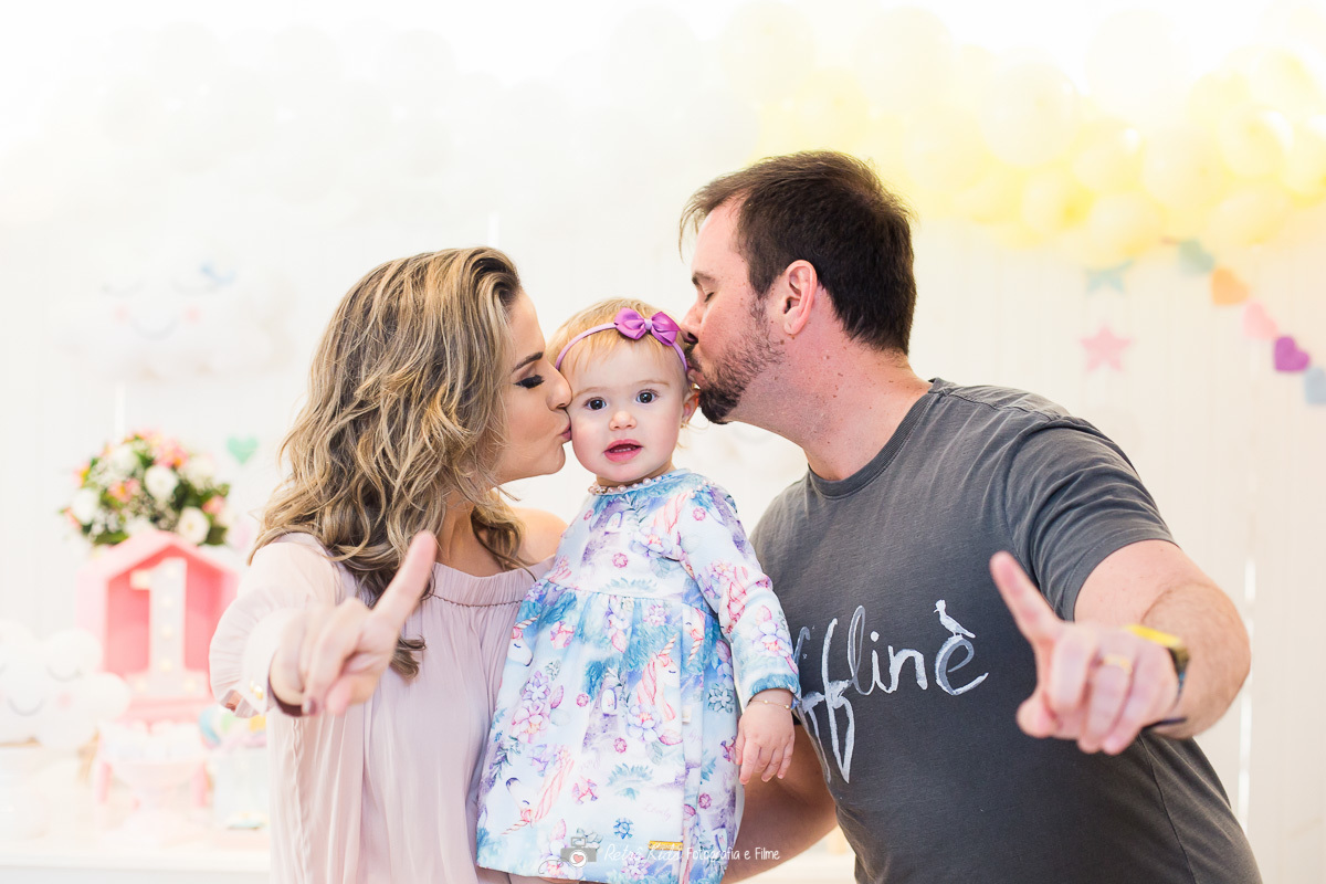 fotografia da família em frente a mesa do bolo na festa infantil no Condomínio em Tamboré SP