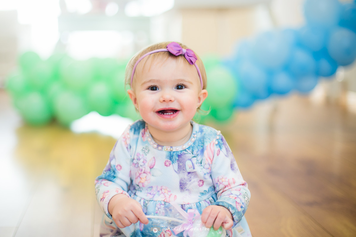 retrato da Julia sentada no chão festa infantil no Condomínio em Tamboré SP