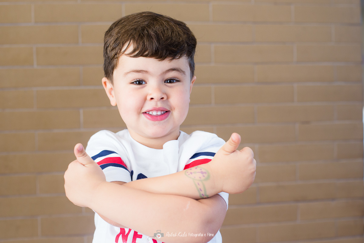irmã mais velho da aniversariante posando para a foto de braços cruzados
