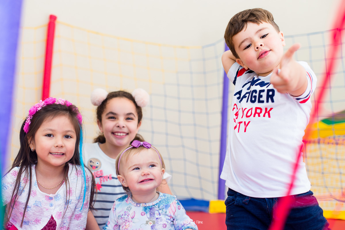 aniversariante junto com o irmã, primos e amigos no seu aniversário