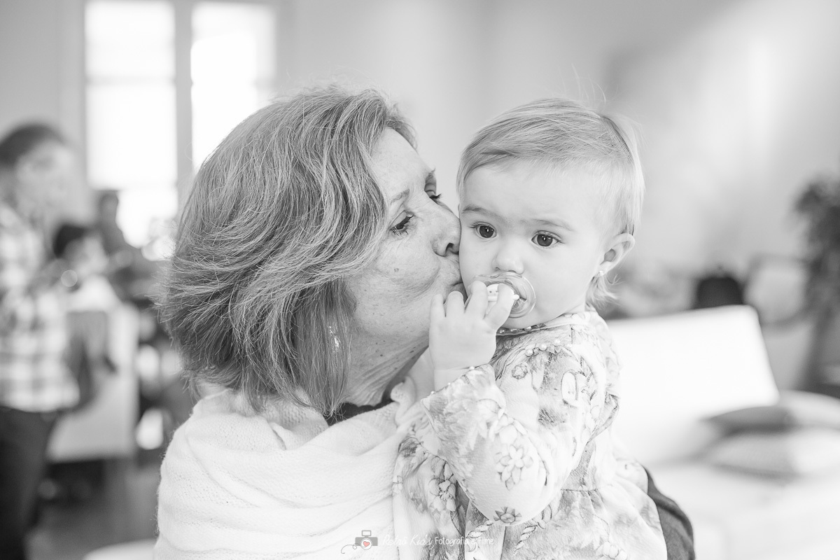 avó beijndo a neta durante a festa infantil no condomínio em Tamboré SP