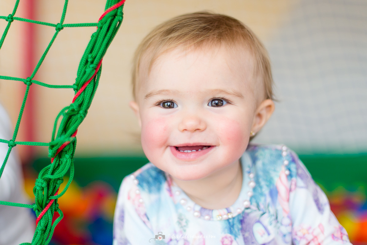 fotografia dentro da piscina de bolinhas na festa infantil no Condomínio em Tamboré SP
