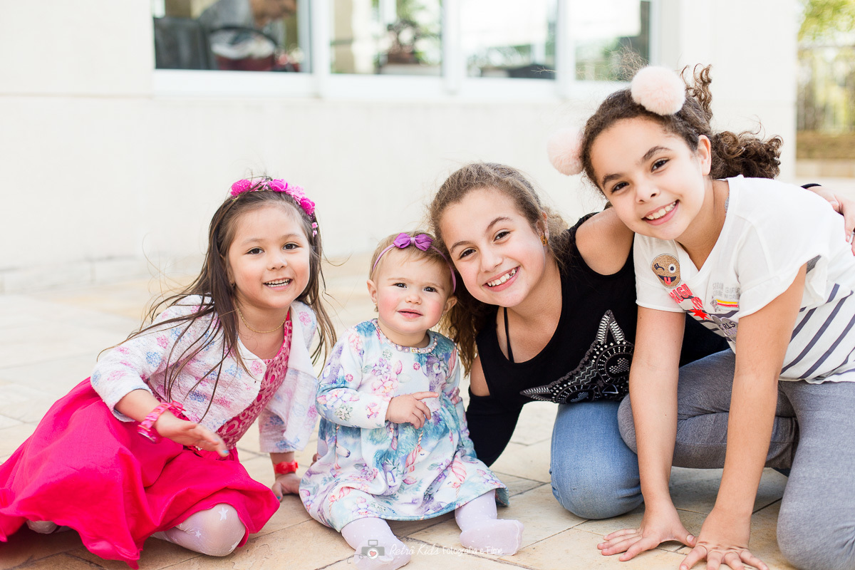 fotografia em área externa do condominio Tamboré SP com as crianças sorrindo
