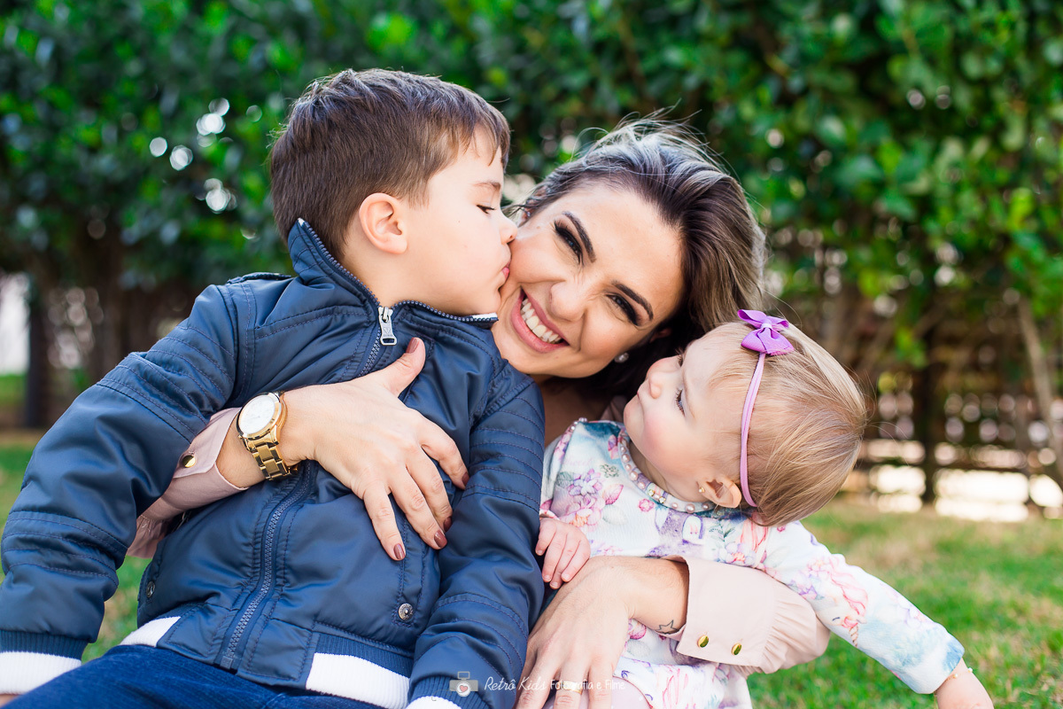 filhos beijando a mãe na festa infantil no Condomínio em Tamboré SP