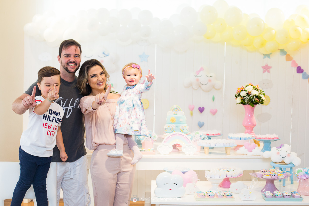 retrato da família em frente a mesa decorada da festa infantil no Condomínio em Tamboré SP