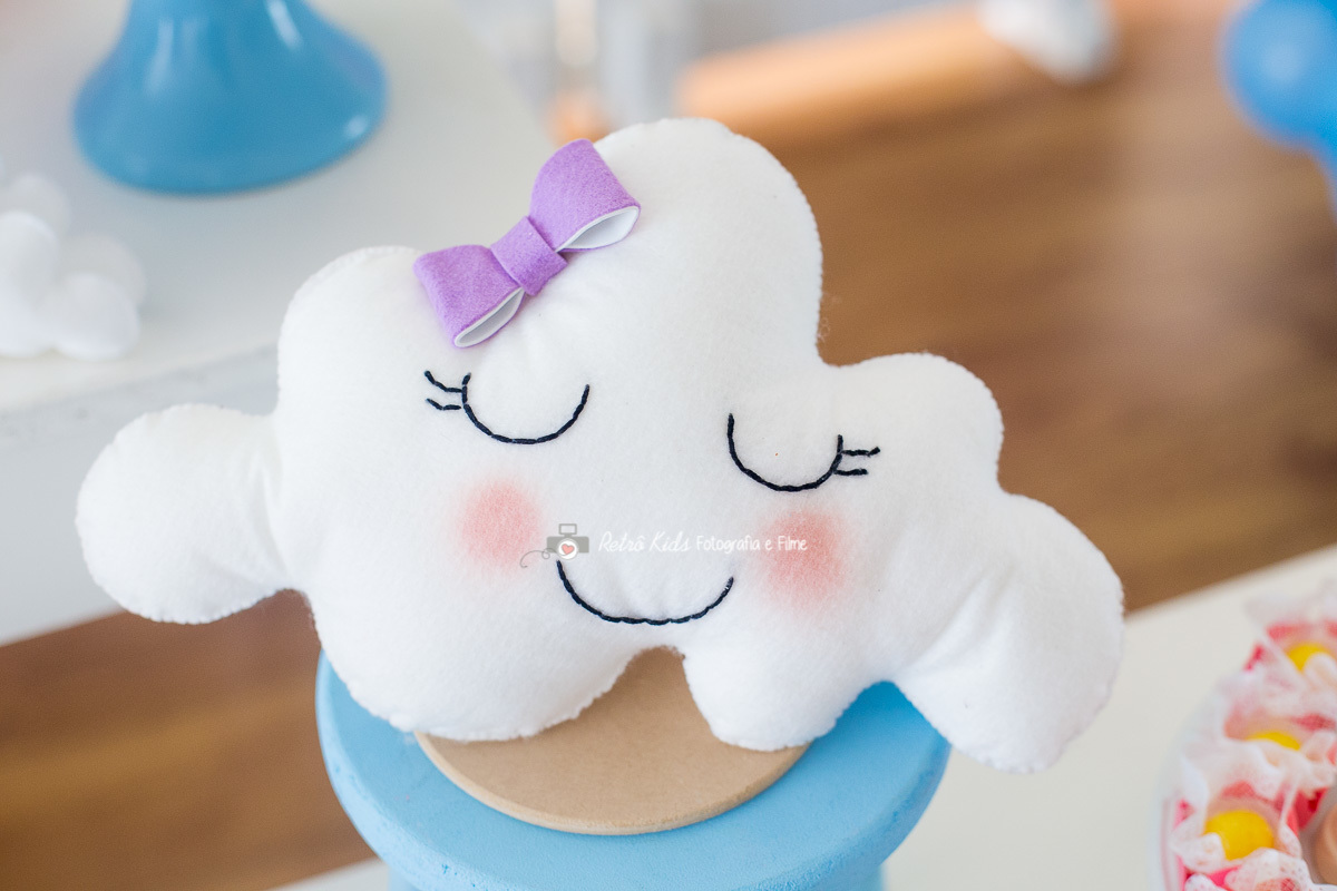 nuvem de feltro decoração festa infantil tema chuva de amor no salão de festa do condomínio em Tamboré SP