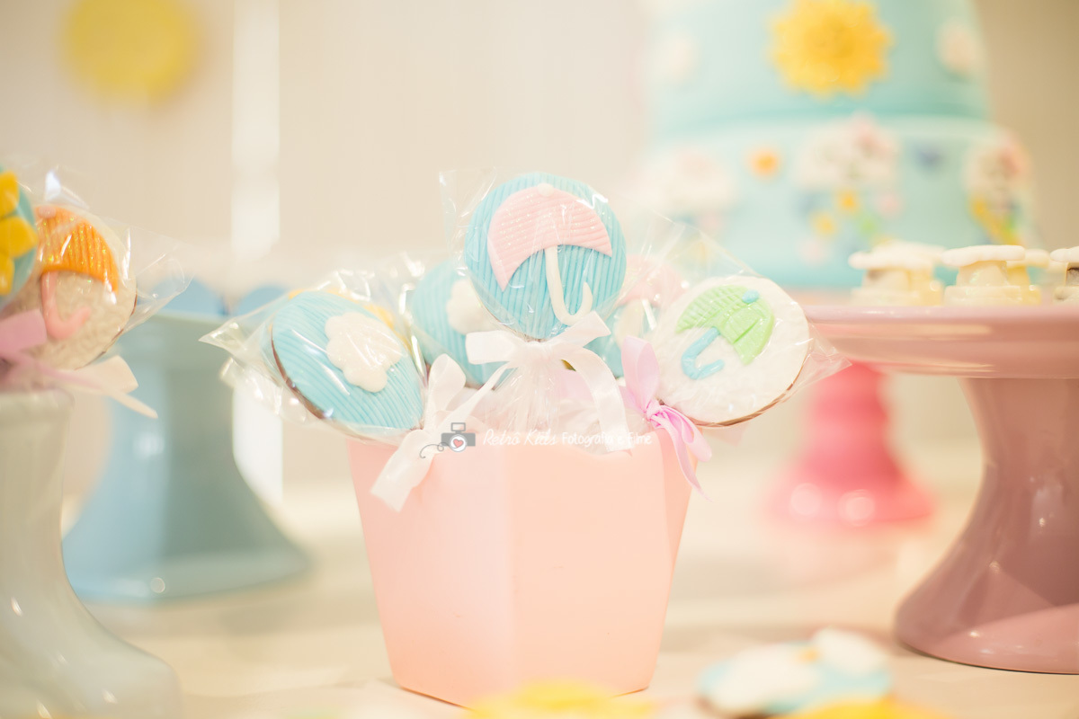 pirulitos de chocolate decorados tema chuva de amor do aniversário infantil da julia