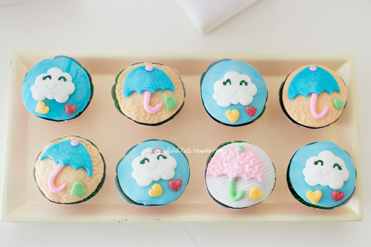 cupcakes decorados festa infantil tema chuva de amor na festa dentro do condomínio