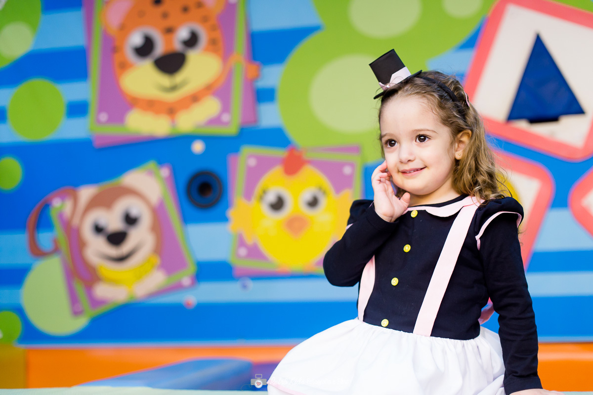 catarina posando para a fotografia no buffet Vip Kids em São Paulo SP