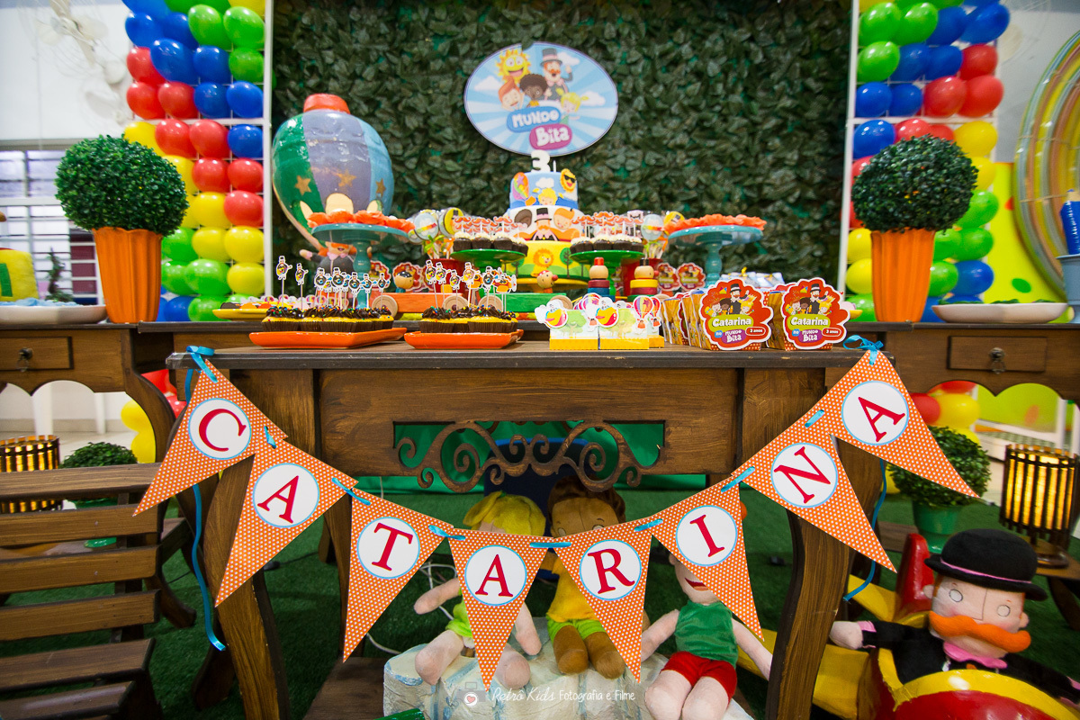 decoração com o tema bita e faixa na frente da mesa com o nome da catarina  no buffet Vip Kids em São Paulo SP