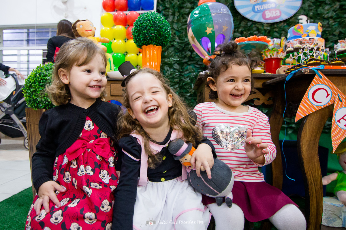 Aniversariante gargalhando com as amiguinhas da escola no Buffet Vip Kids em São Paulo SP
