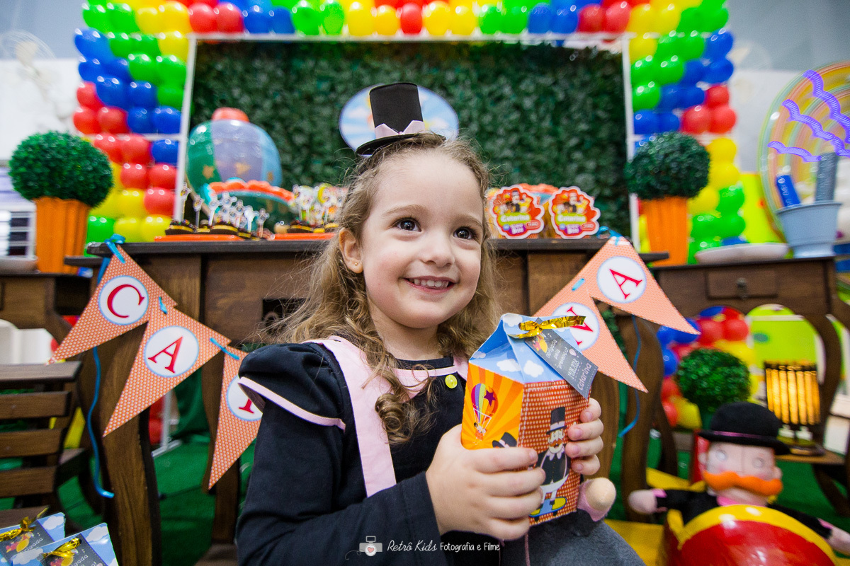 Catarina muito feliz em seu aniversário infantil por retrô kids fotografia