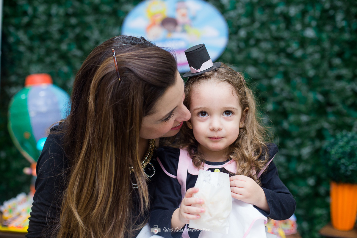 fotografia de mãe e filha na festa de aniversário de 3 anos no Buffet Vip Kids em São Paulo SP