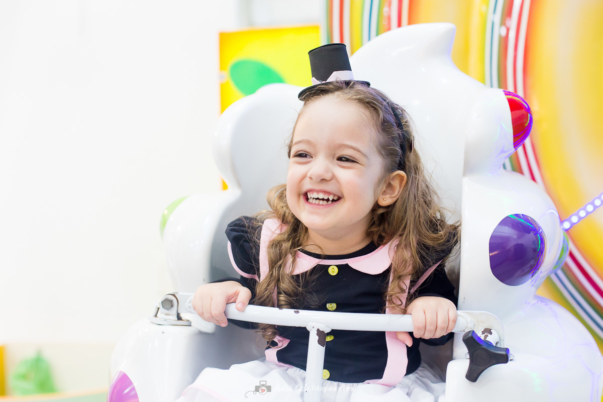 Criança sorrindo no brinquedo do buffet Vip Kids em São Paulo SP