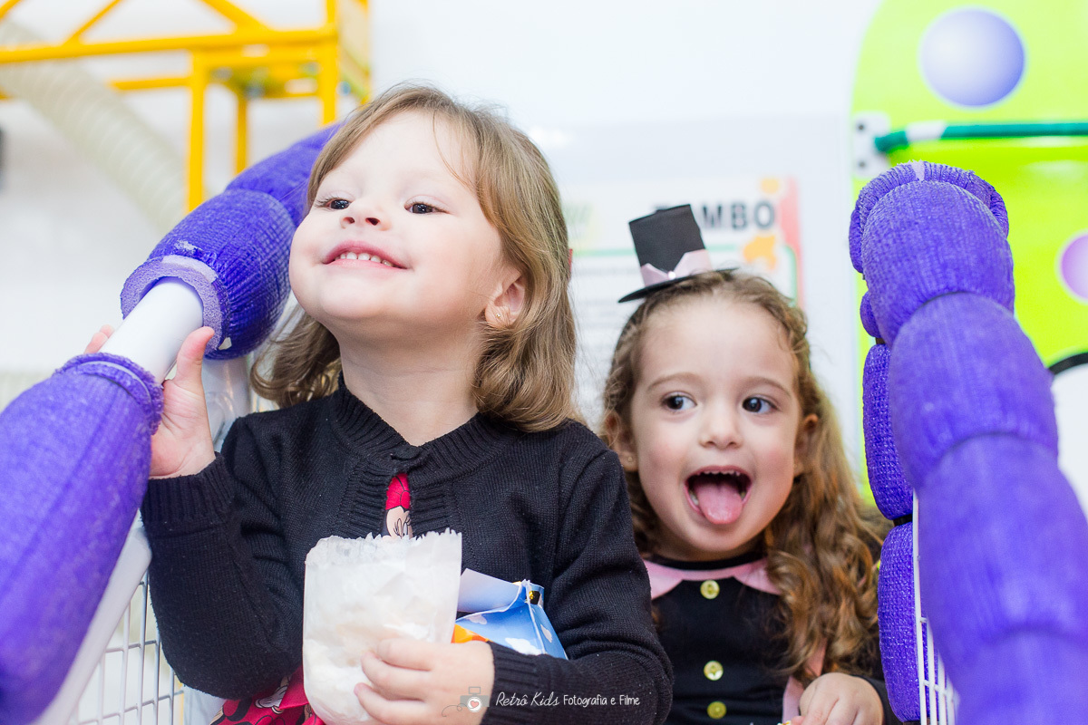 Criança sorrindo durante a festa no Buffet Vip Kids em São Paulo SP