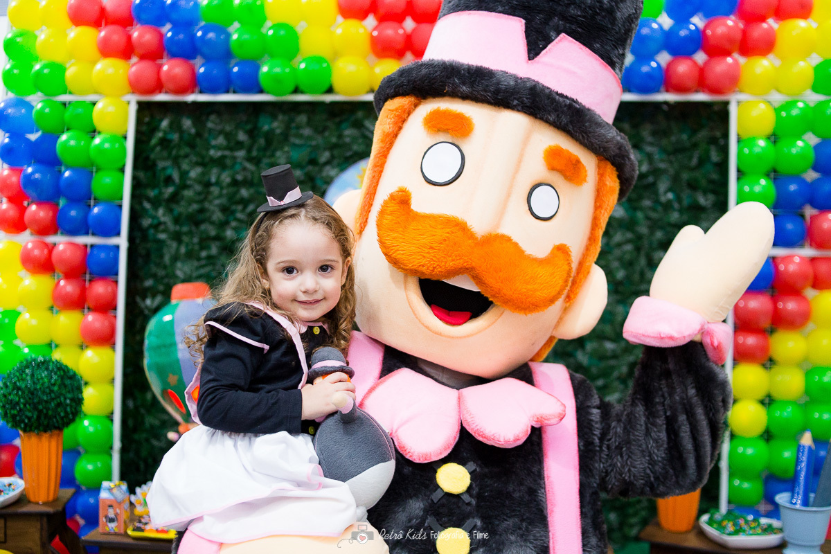Catarina em frente a mesa de bolo com o personagem do mundo bita no Buffet Vip Kids em São Paulo SP