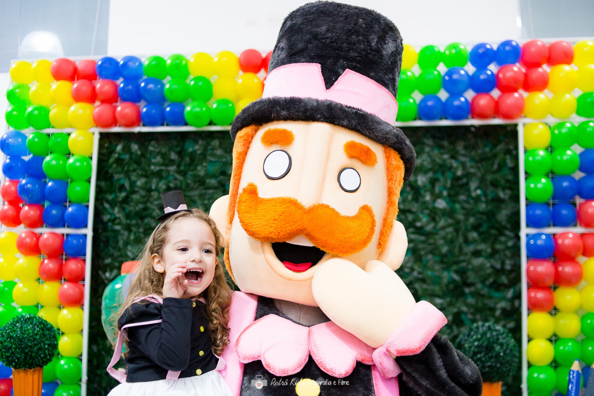 Catarina em frente a mesa de bolo com o personagem do mundo bita no Buffet Vip Kids em São Paulo SP