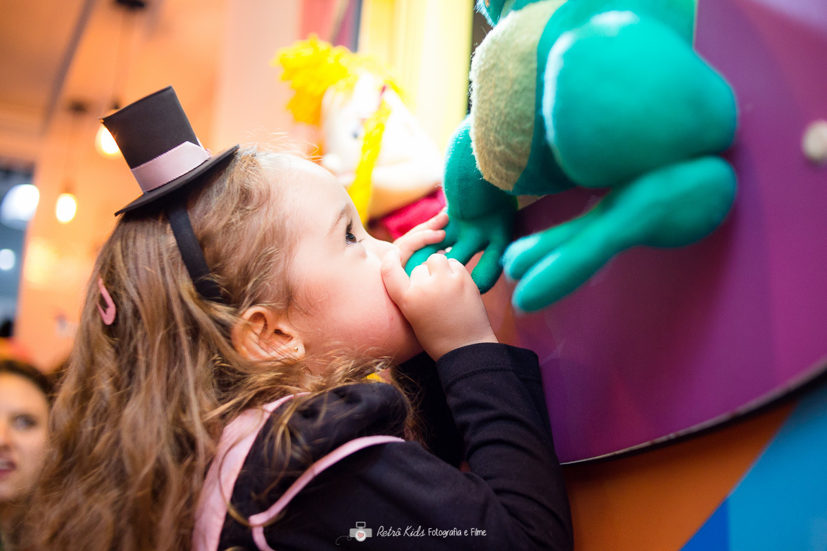 Catarina brincando com o personagem na sua festa infantil de 3 anos