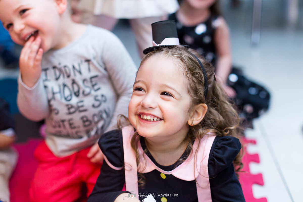 Catarina sorrindo com o mágico na sua festa no Buffet Vip Kids em São Paulo SP