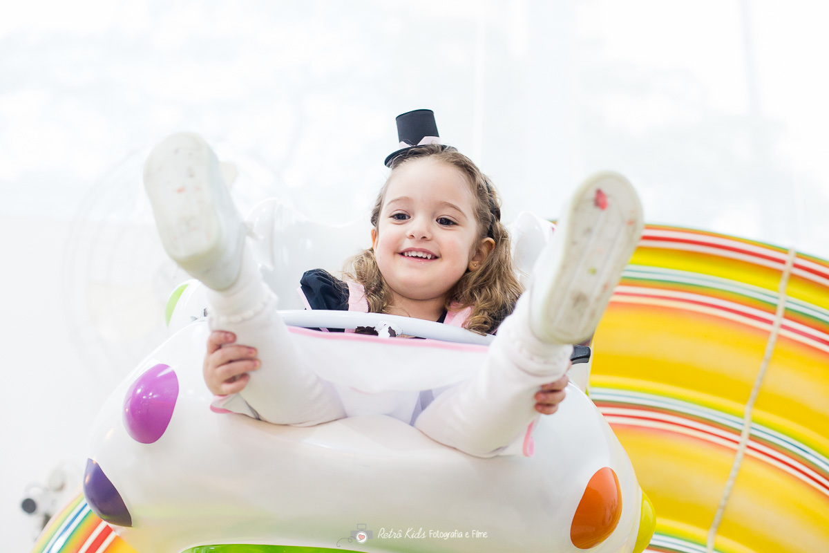 Criança brincando no seu aniversário de 3 anos com o tema o mundo bita
