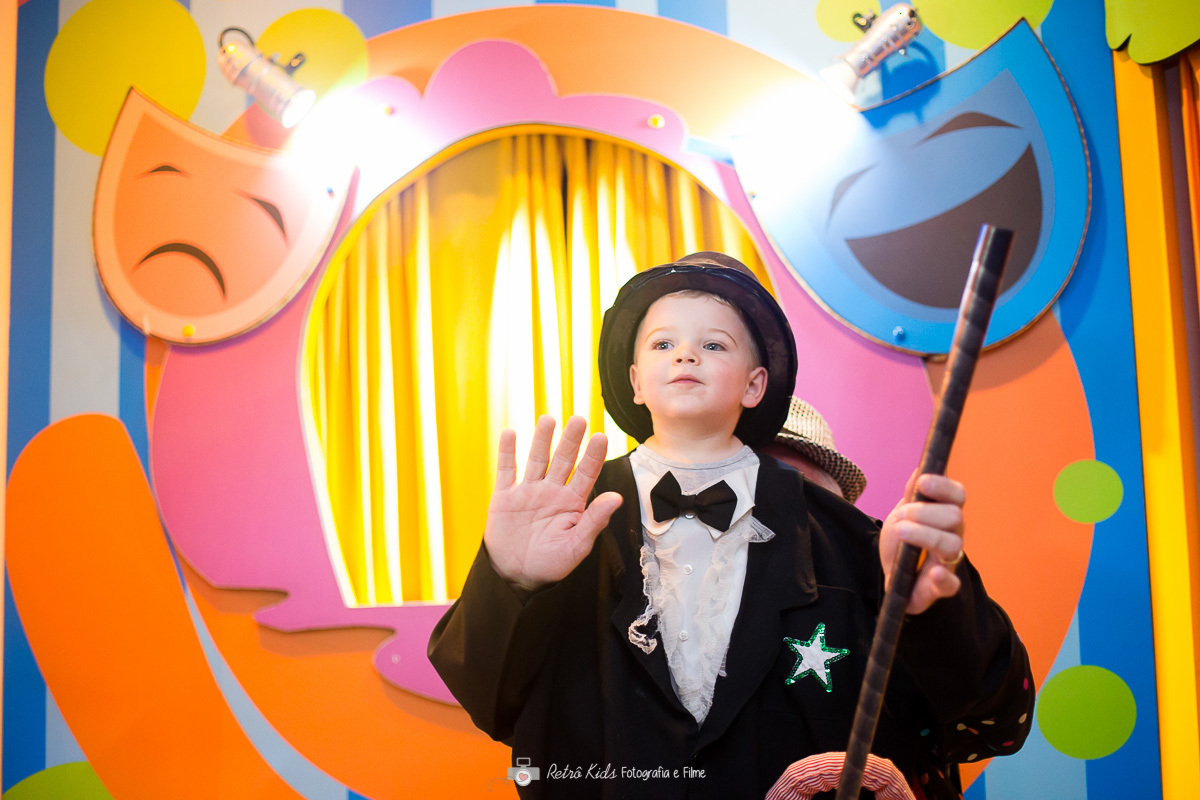 menino durante show de mágica no Buffet Vip Kids em São Paulo SP