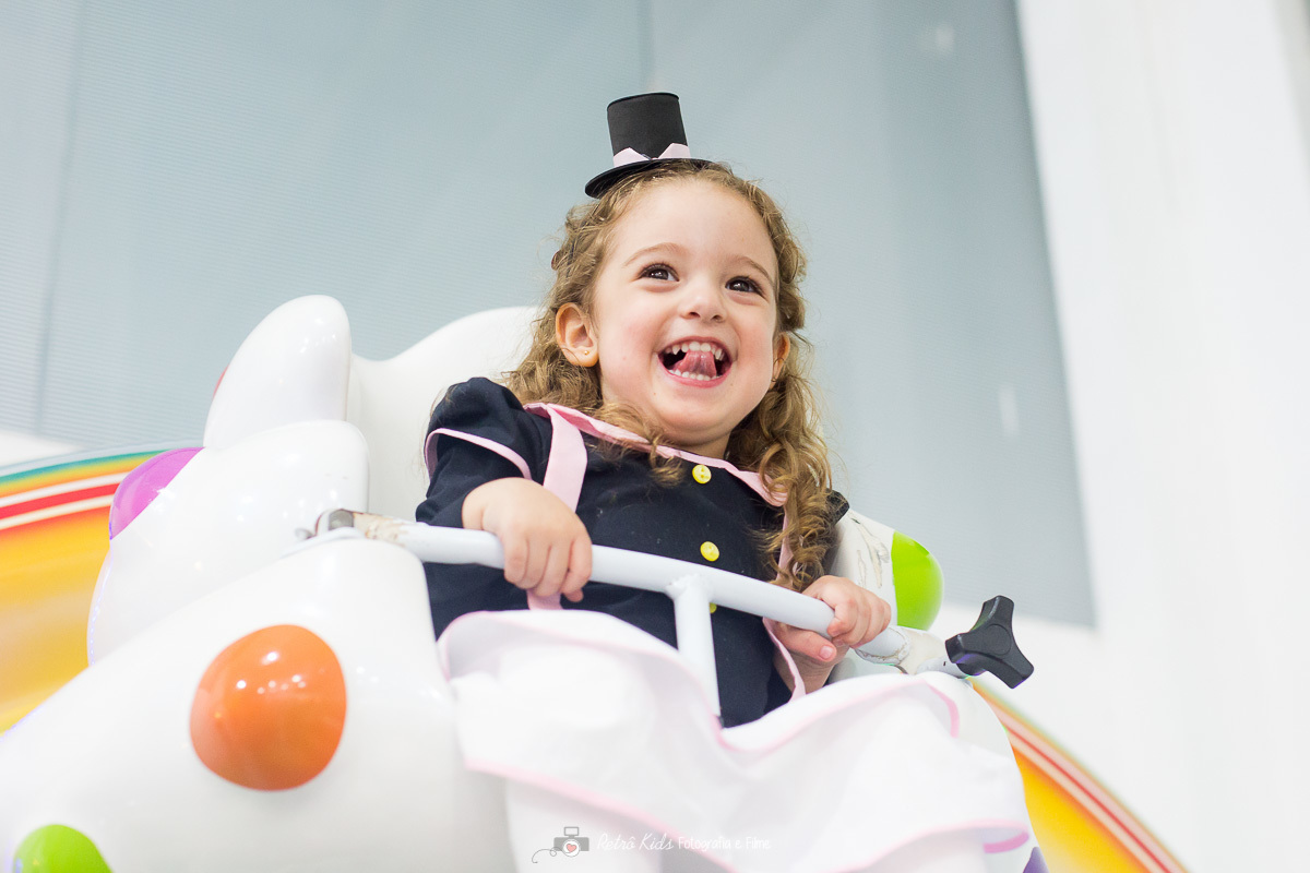 Catarina brincando durnte sua festa