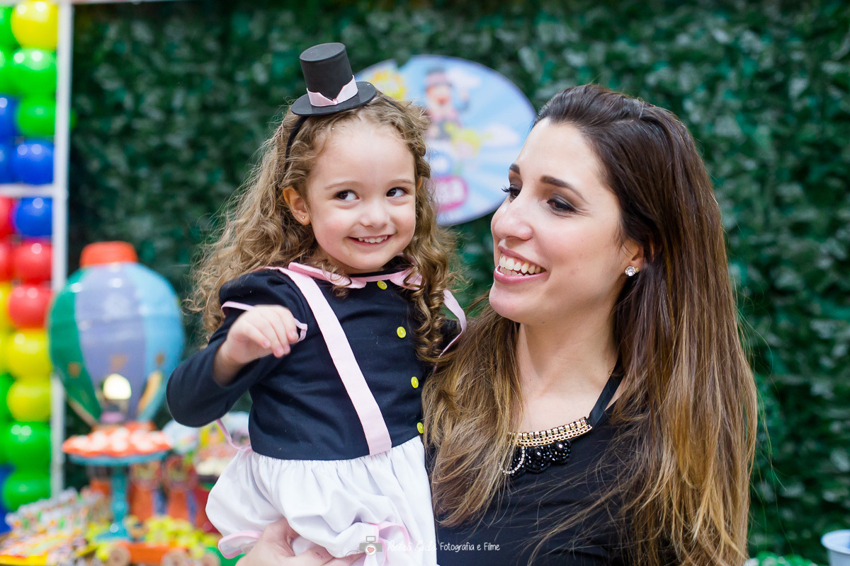 Mãe e filha posando pra fotografia