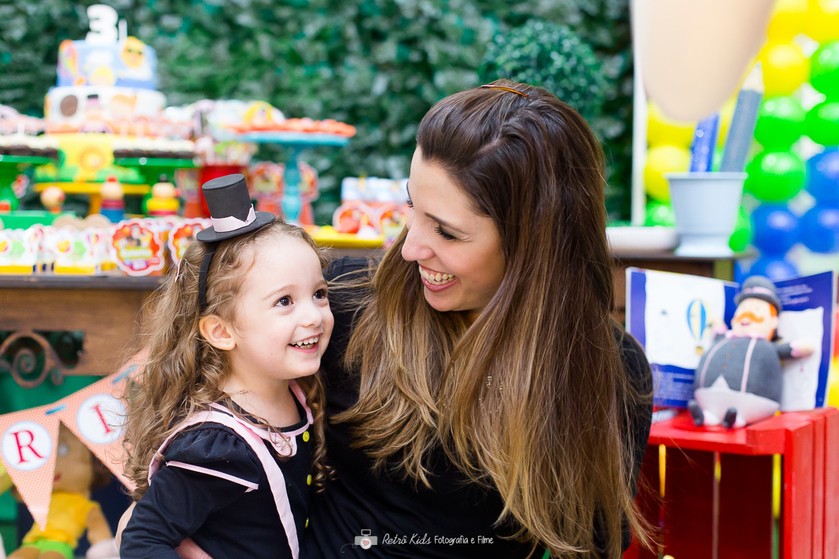 mãe e filha sorrindo durante a festa