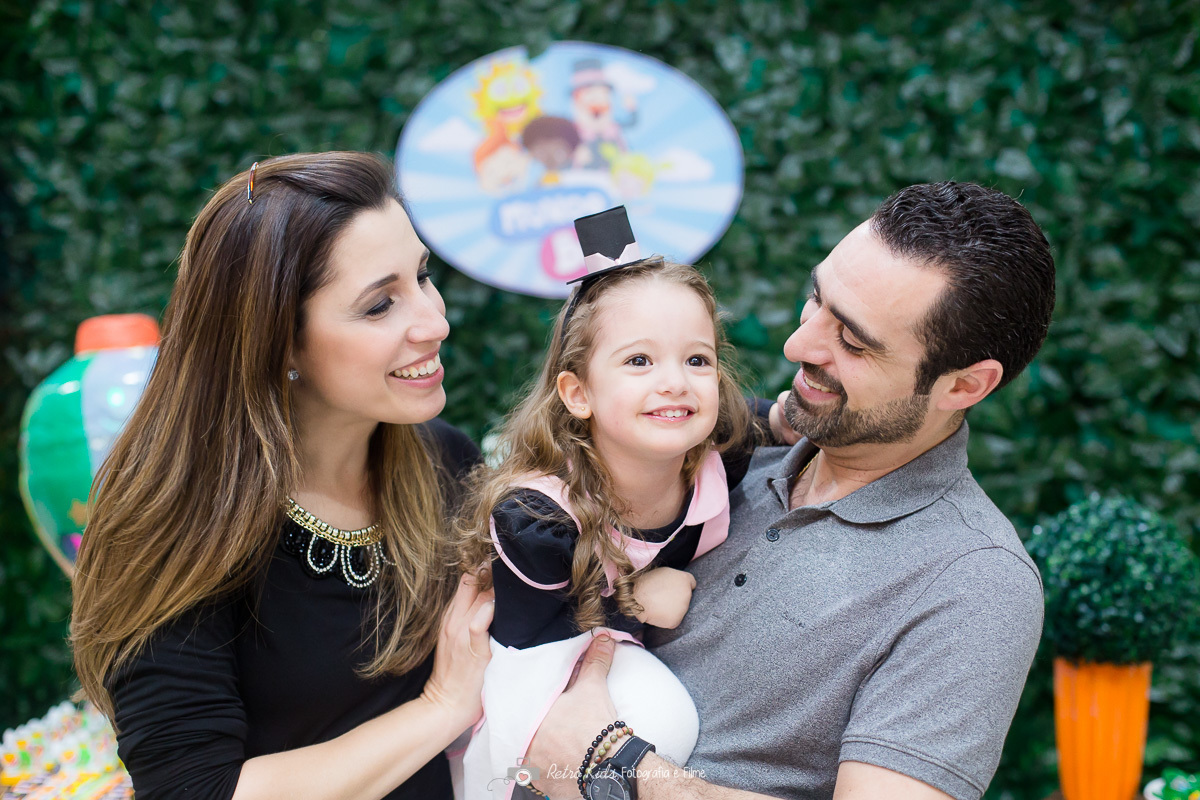 Pais brincando com a catarina no seu aniversário de 3 anos no buffet Vip Kids em São Paulo SP