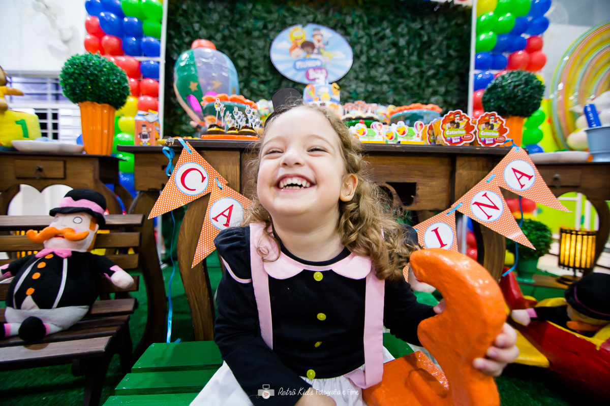 Catarina sorrindo e brincando durante sua festa no Buffet Vip Kids em São Paulo SP
