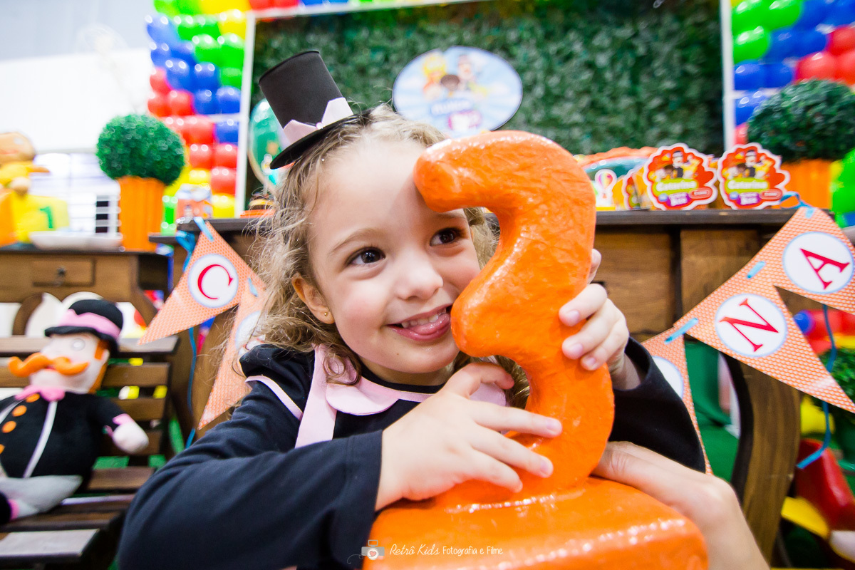 Aniversariante segurando o número três do seu aniversário no Buffet Vip Kids em São Paulo SP