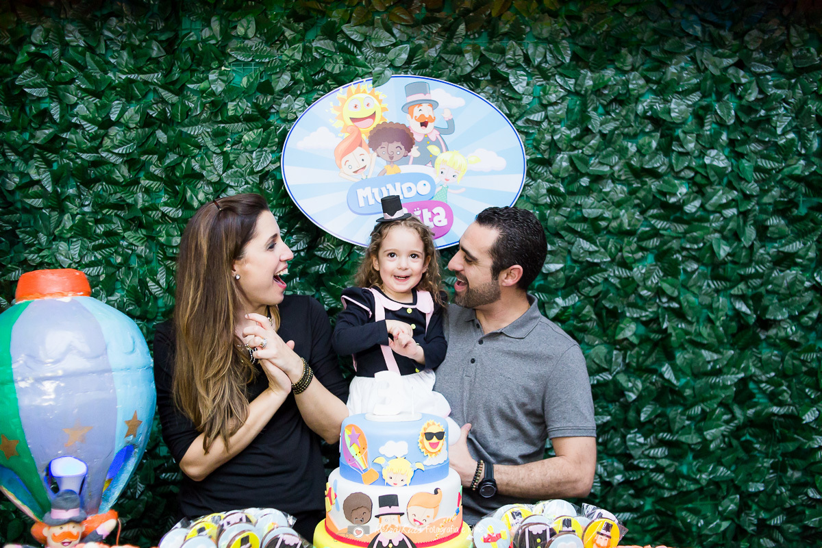 Família durante o parabéns da festa da Catarina com o tema Bita no Buffet Vip Kids em São Paulo SP
