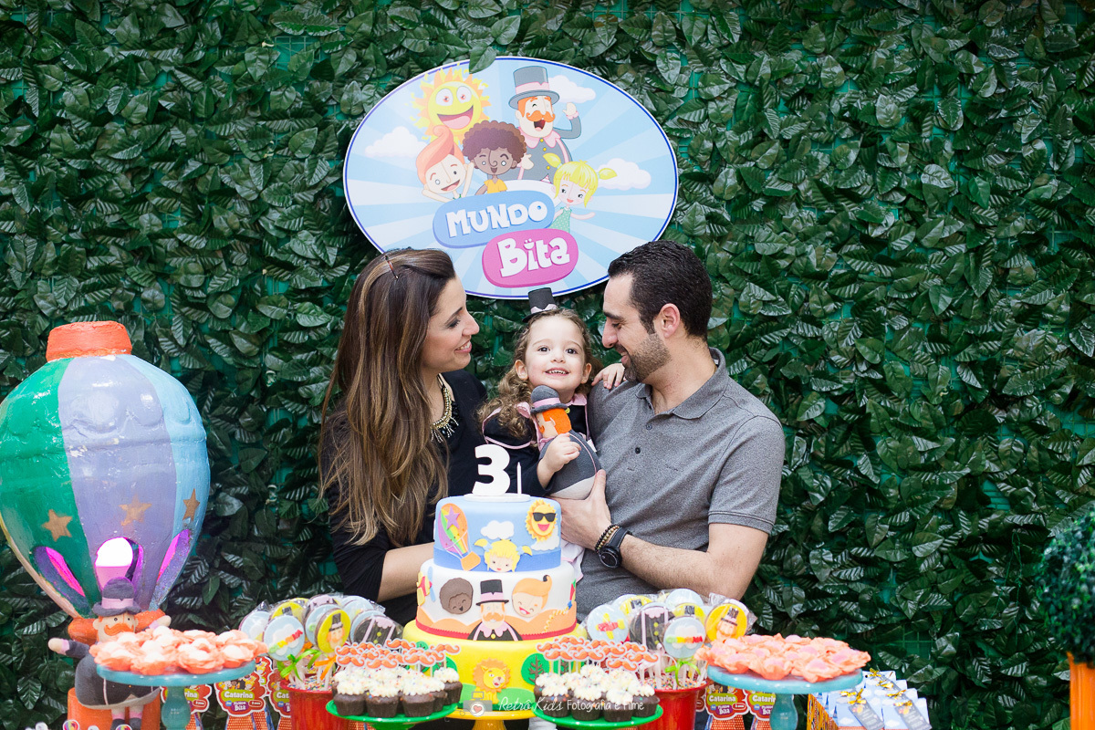 Família interagindo com a filha durante seu aniversário