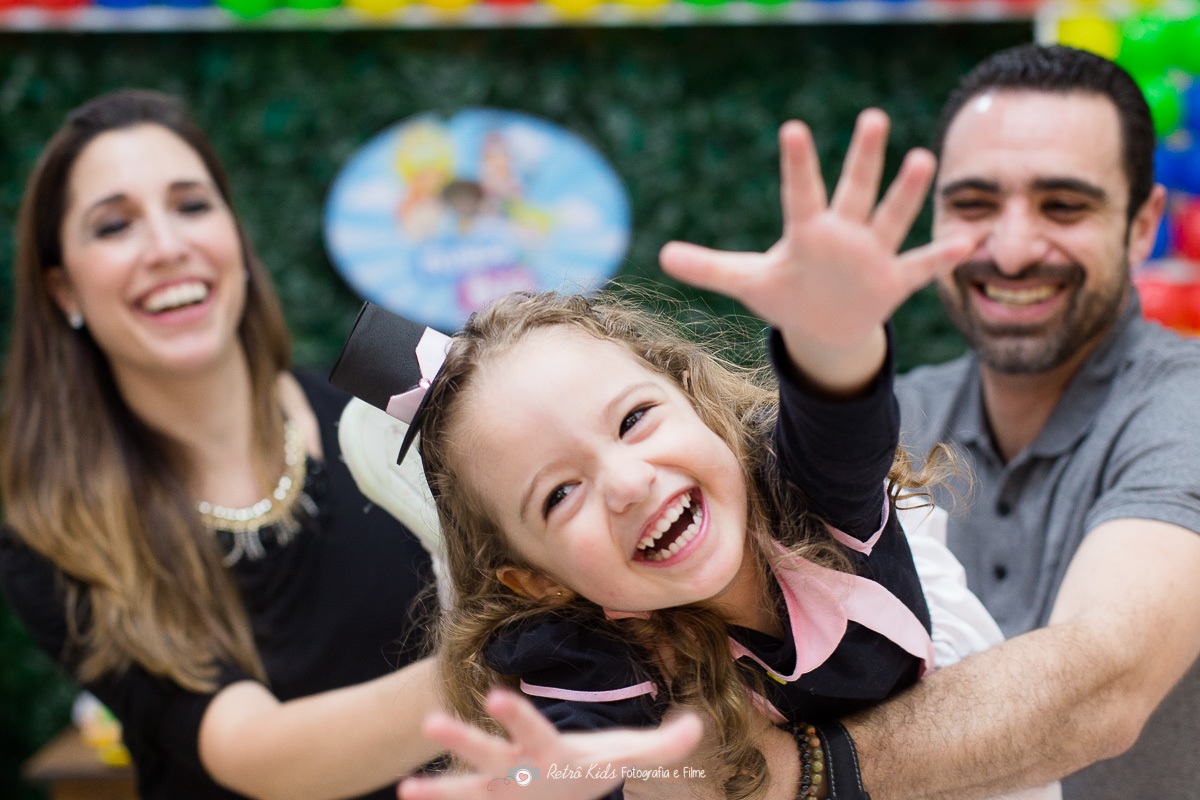 Família brincando com a Catarina sorrindo muito