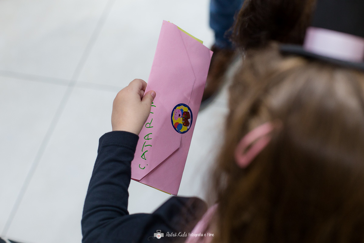 Criança recebendo cartinha do amigo da escola